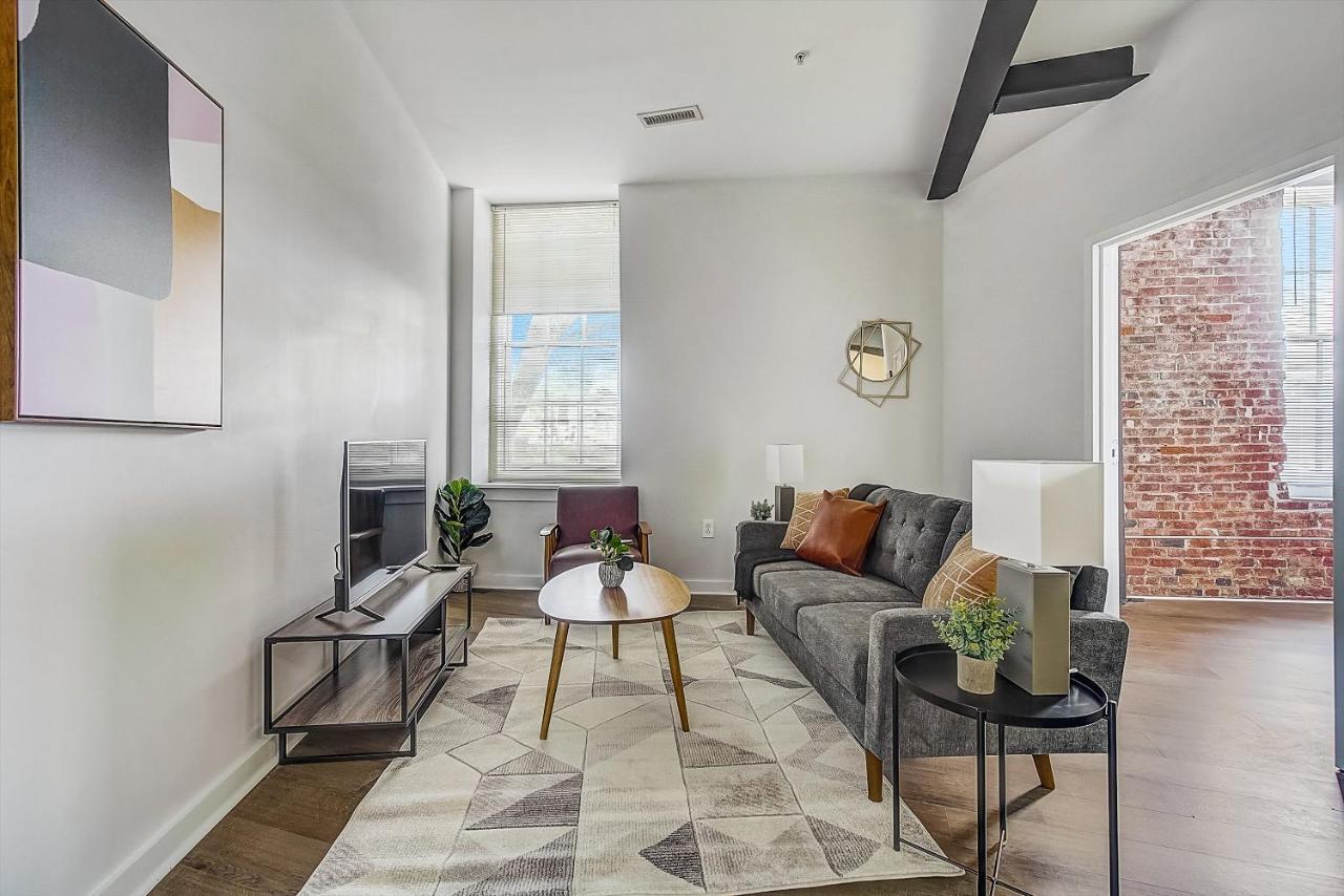 Frontdesk I Carriage Wheel Lofts Apts Philadelphia