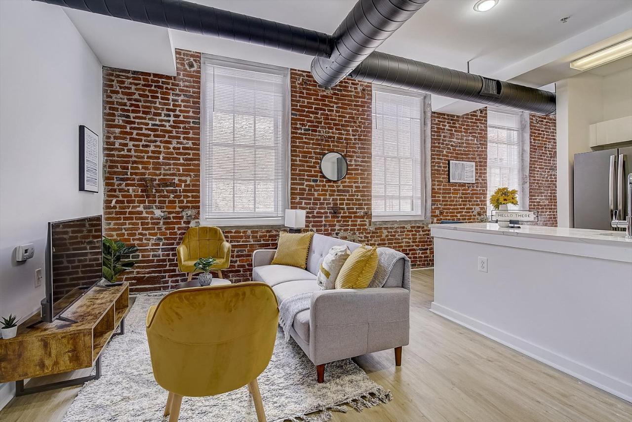 Frontdesk I Carriage Wheel Lofts Apts *